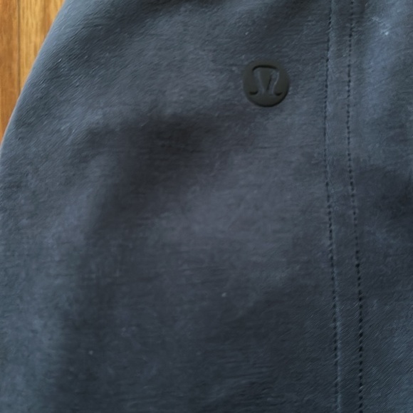 Lululemon sz 6 Softstreme High-Rise Midi Skirt
Black, new without tags - Picture 8 of 13